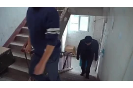 雇人去店门口打牌要账：一场法律与道德的较量