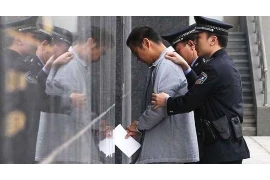 父亲暴力要账——揭示家庭暴力背后的债务困境 父亲暴力要账——揭示家庭暴力背后的债务困境